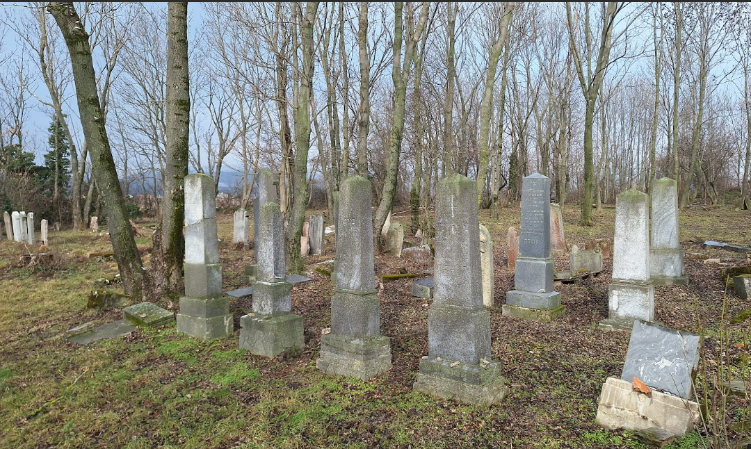 Novší židovský cintorín v Častej, kde sú pochovaní viacerí židovskí občania Vištuka. Foto: Ivan Mjartan, 2025.
