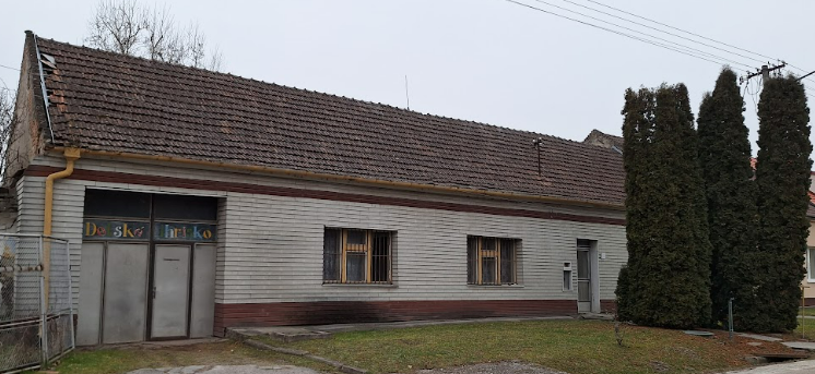 Pôvodný obecný úrad, ktorý spolu s vedľajším pozemkom pred rokom 1940 patril rodine Reiszovcov (v monografii o Vištuku sa nesprávne uvádza, že patril Regnerovcom). Foto: Ivan Mjartan, 2025.