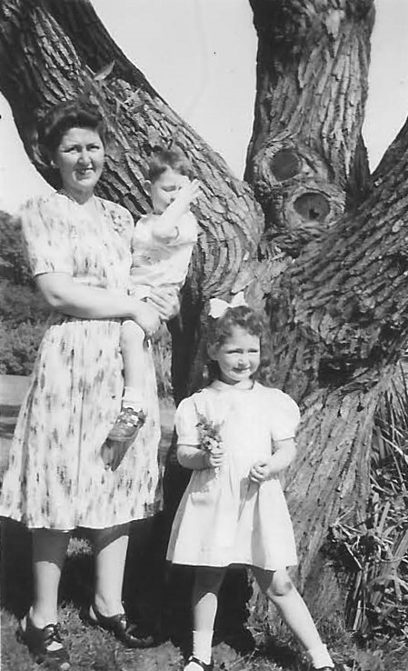 Frederika Losch (Diamant) s deťmi Susan a Manfredom v roku 1949 v USA. Zdroj: Archive of the University of Vienna.