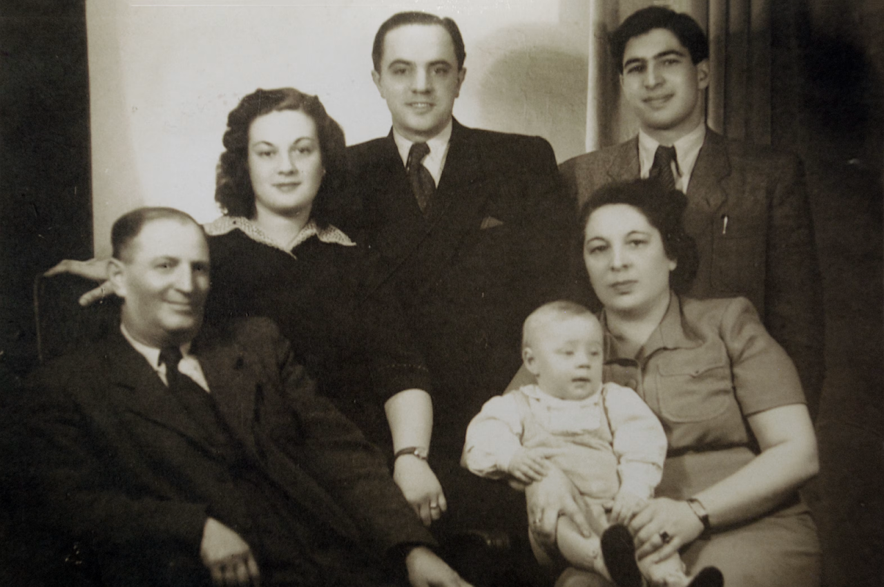 Rodina po vojne: Martin Uher a Mordechay Fleischer, Elizabet Fleischerová už ako Martinova manželka a jej rodičia — Regina a Karol Fleischerovci s vnukom, synom Martina a Elizabet.